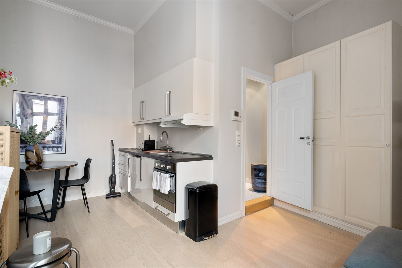 Hybelen har en åpen stue/kjøkkenløsning og har plass til sofaseksjon, spisebord, seng og godt med oppbevaringsplass i garderobeløsning. Galleribilde