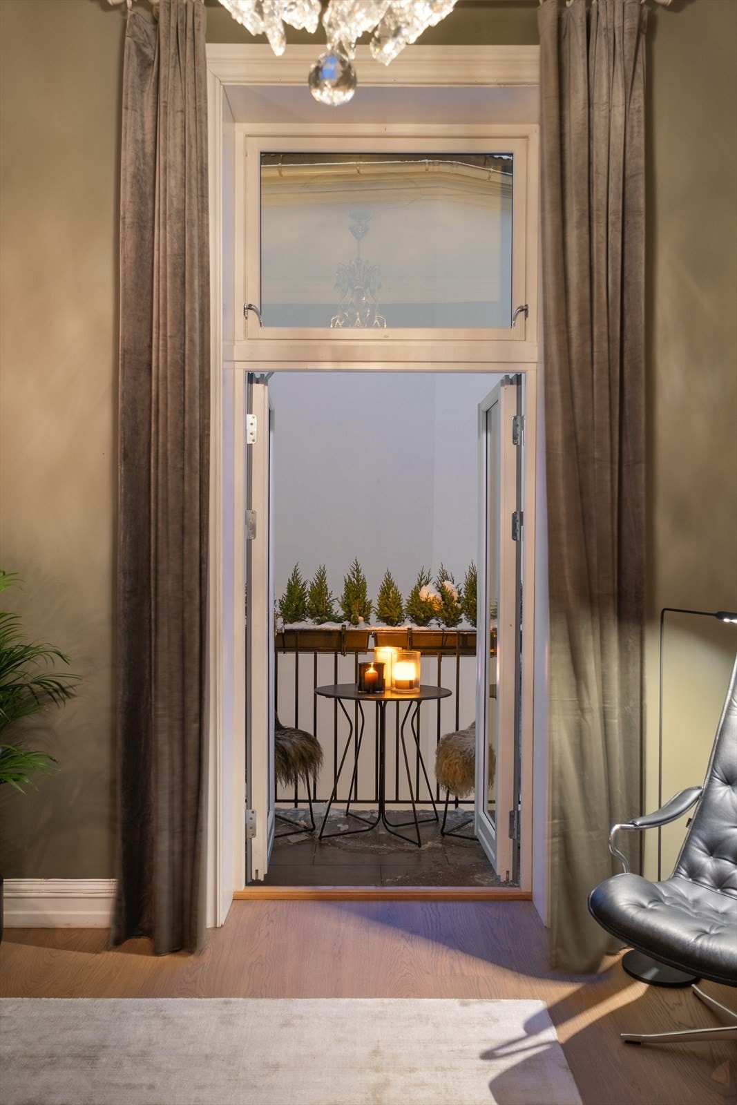 Utgang til balkong fra rommet. Galleribilde