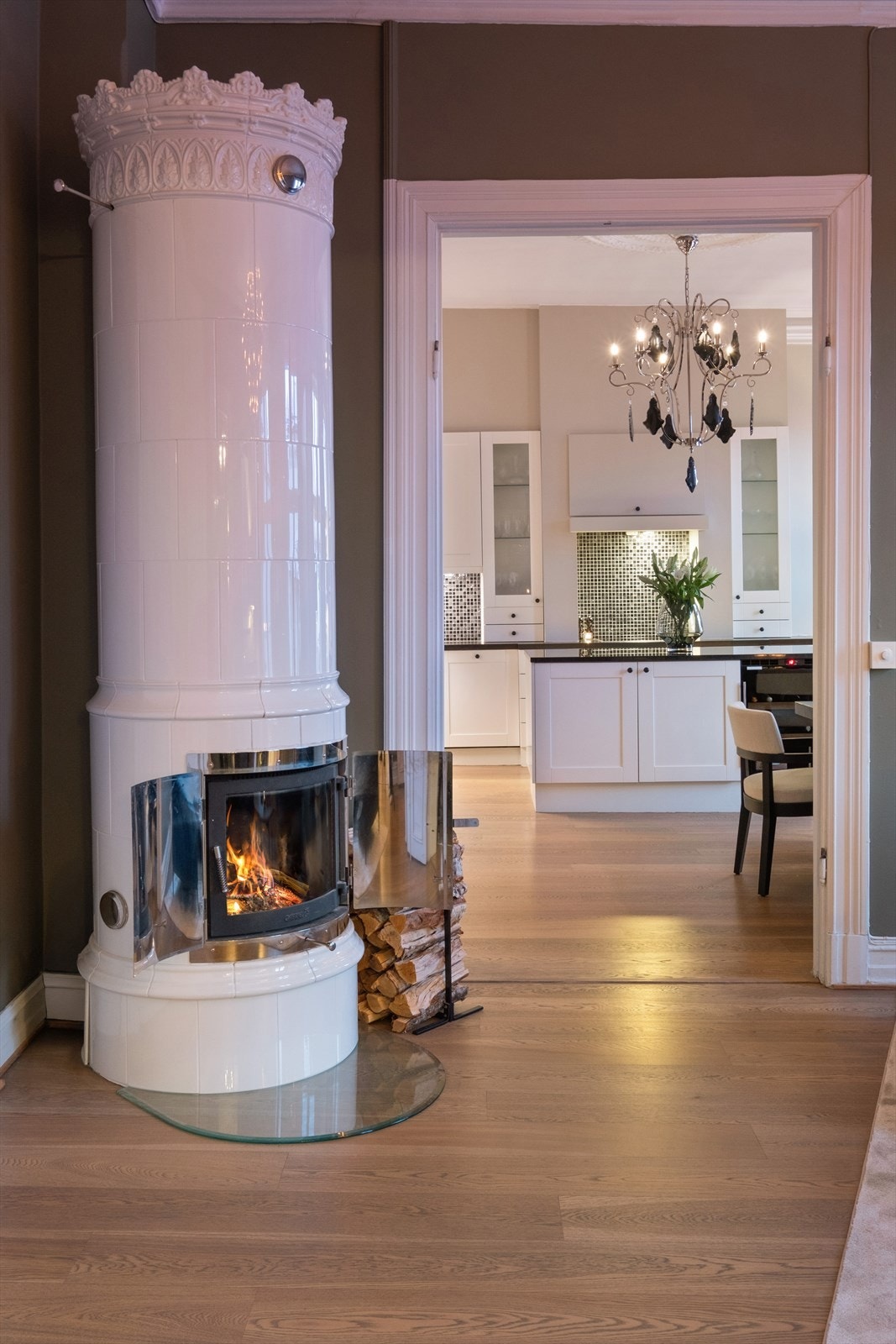 Herlig kakkelovn av typen Karl Johan i cremehvit med høyde 262 cm. Galleribilde