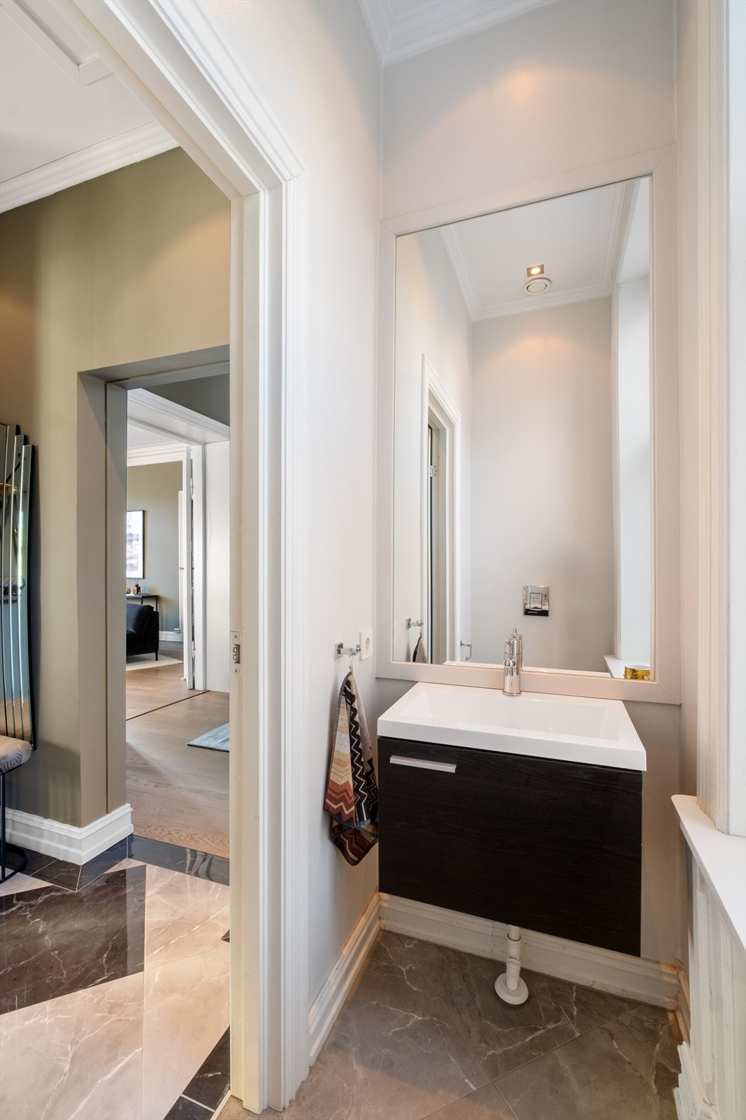 Toalettrommet er innredet med vegghengt klosett og servant med innredning. Mekanisk avtrekk. Gulvet ble flislagt i 2022. Galleribilde