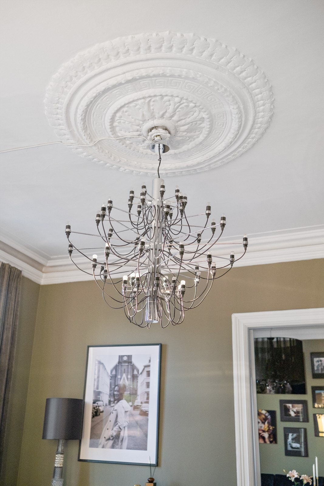 Klassiske detaljer som rosett og stukkatur. Galleribilde