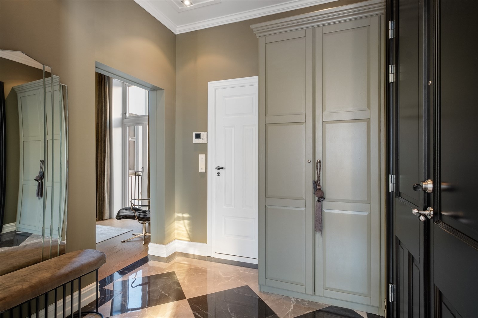 Entréen ble flislagt i 2022 med nye fliser og varmekabler i gulvet. God plass til sko og yttertøy i garderobeskap. Galleribilde