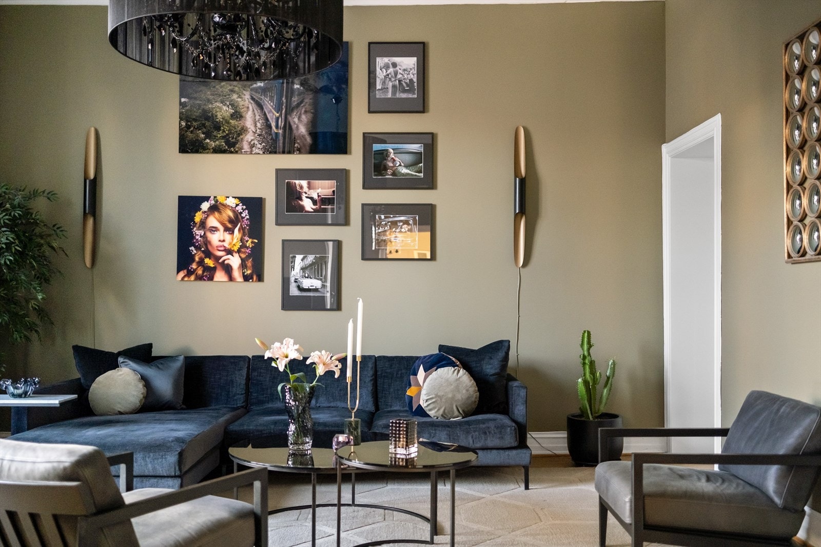 TV-stue med god plass til sofaseksjon med tilhørende møblement og TV-benk. Galleribilde