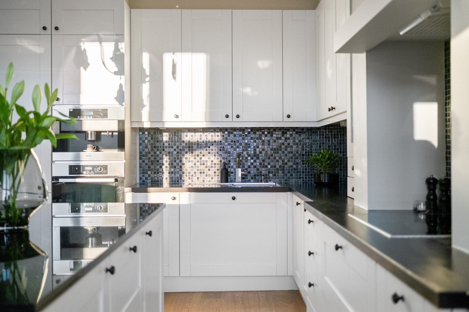 Integrert induksjonstopp, stekeovn, kaffemaskin, vinskap og kjøl/ fryseskap. Avtrekk over kokeplass. Galleribilde