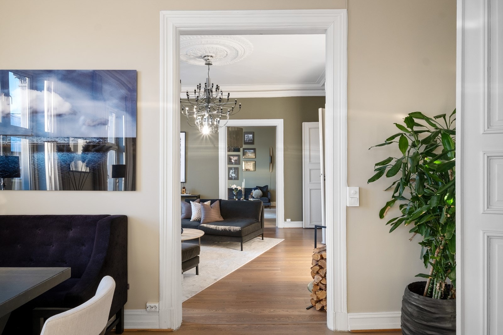 Gulvflater i hoveddelen er belagt med bred en-stavs eikeparkett. Parkettstudio utførte sliping og behandling av parketten i 2022. Galleribilde