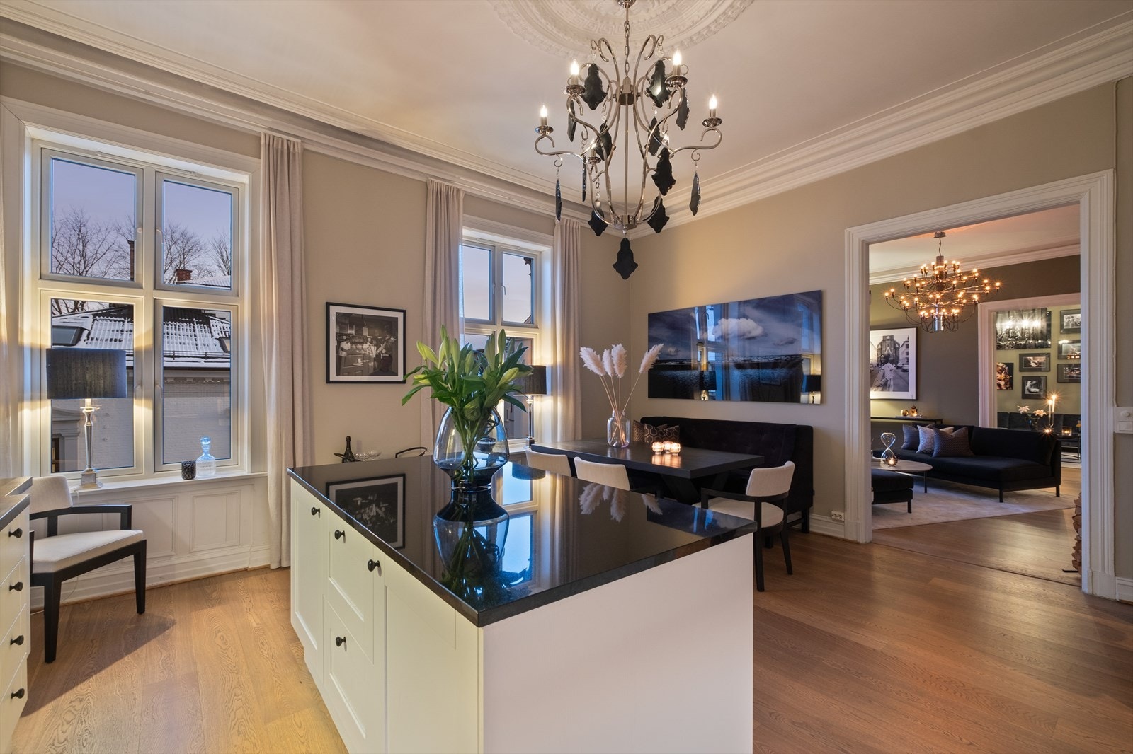 Velkommen til en sjelden mulighet. Stor, herskapelig 5-roms selveierleilighet i Eilert Sundts gate 42. Leiligheten er på hele 177 kvm med klassiske detaljer som rosett og stukkatur, samt takhøyde på oppunder 3,4 meter. Husk visningspåmelding! Galleribilde