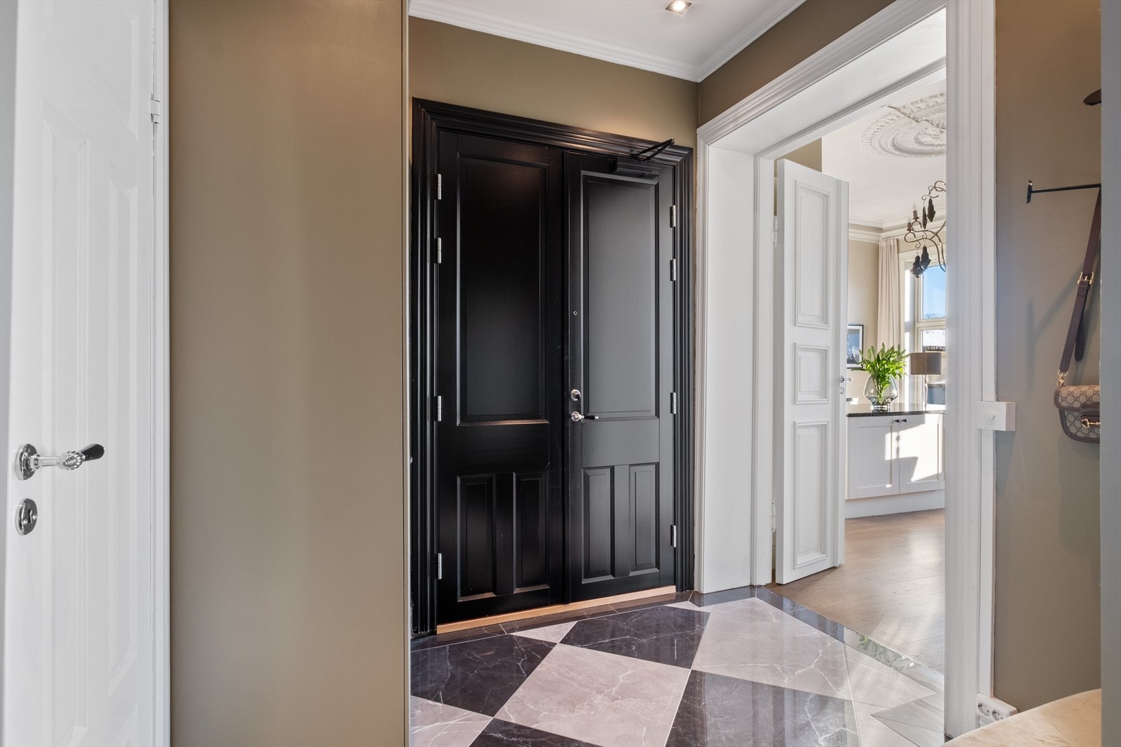 Velkommen inn! Det første som møter deg i leiligheten er en romslig og innbydende entré som gir et godt førsteinntrykk av boligen. Galleribilde