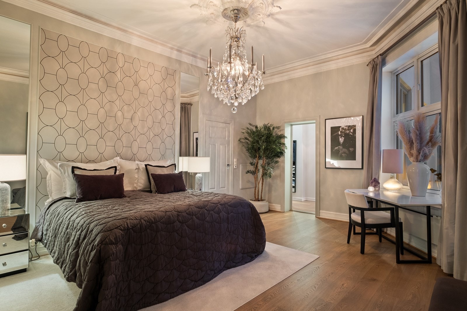 Romslig hovedsoverom med god plass til dobbeltseng med tilhørende nattbord. Galleribilde