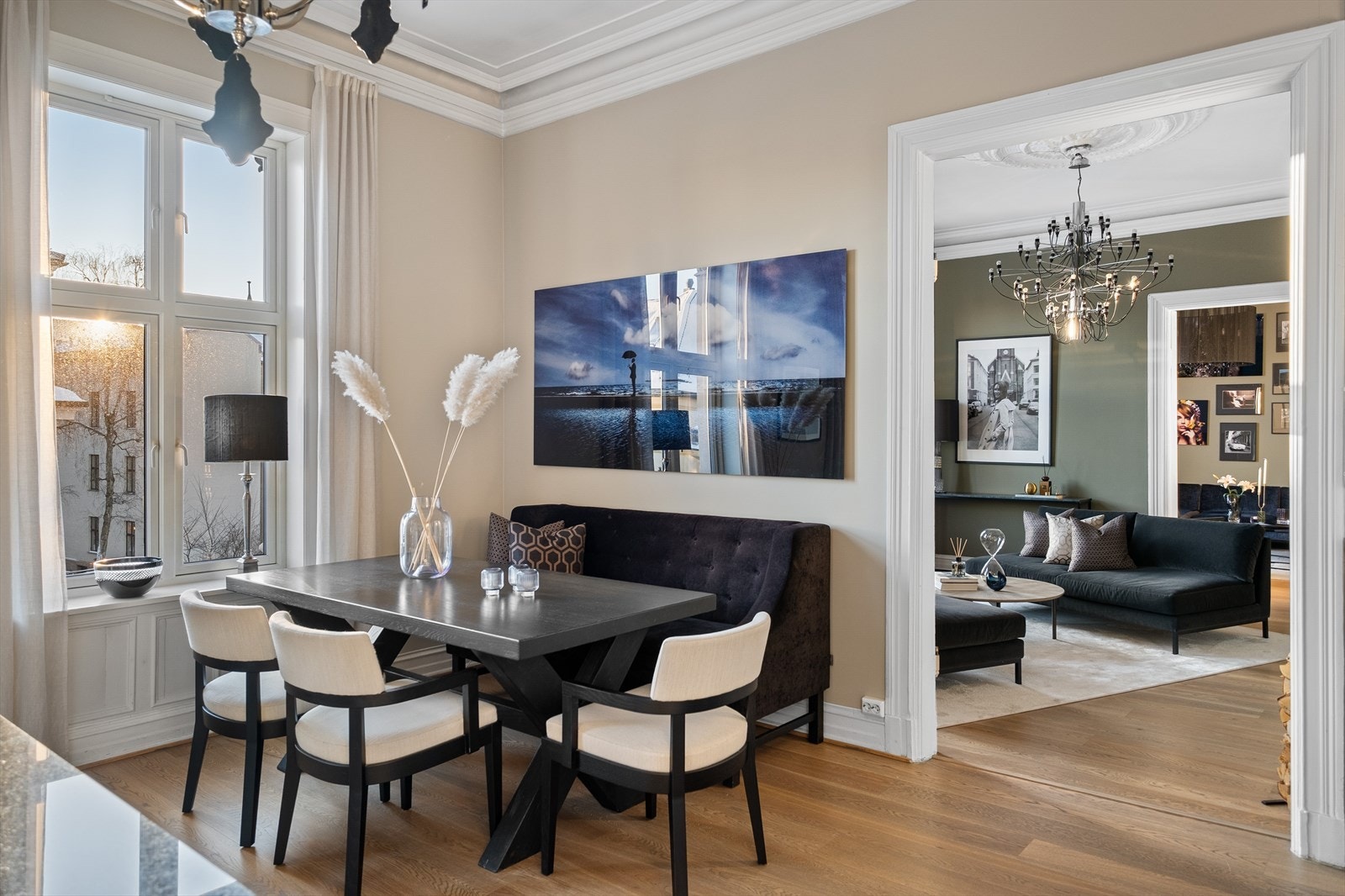 Overflatene er malt i delikate og tidsriktige farger. Galleribilde