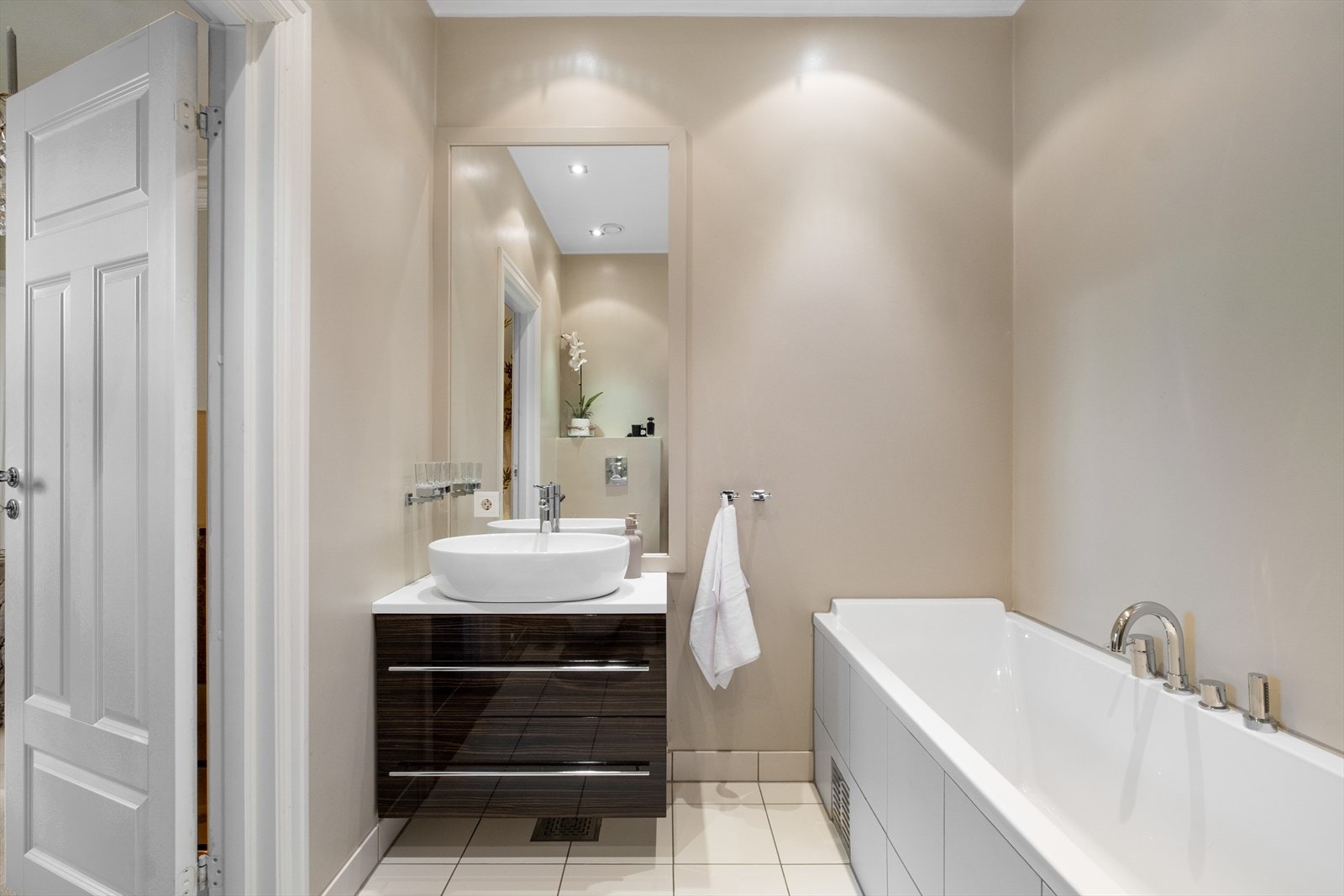 Delikat, flislagt baderom fra 2012 med varme i gulvet og downlights i himling. Galleribilde