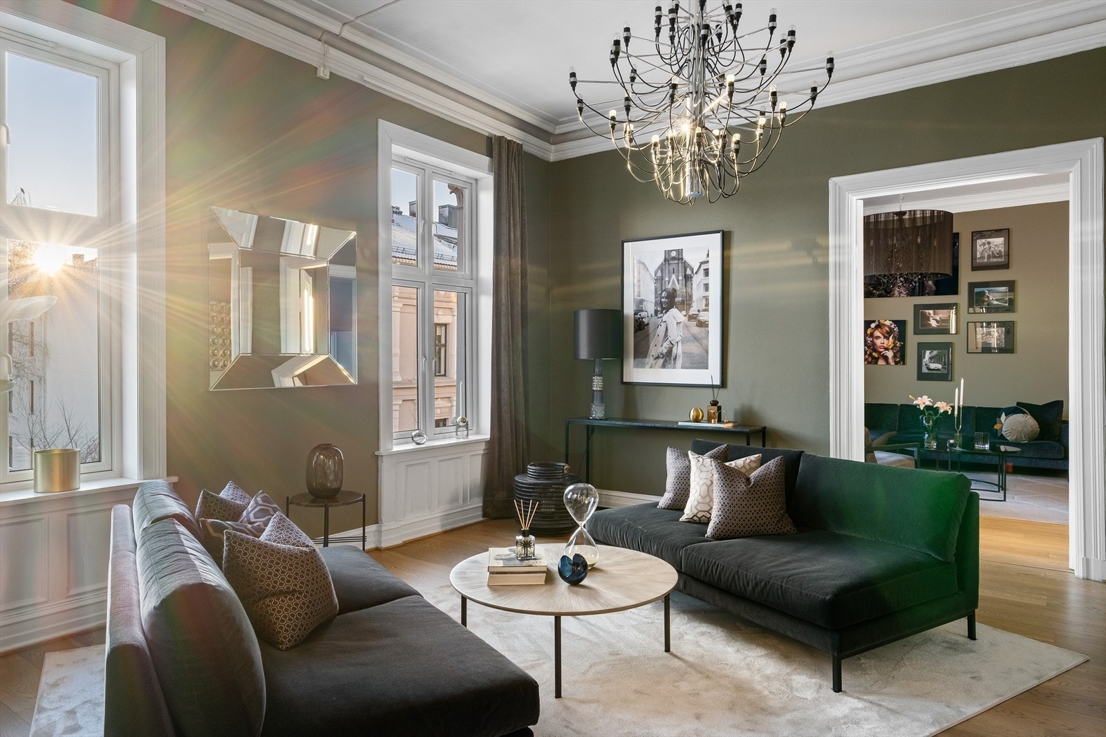 Leiligheten har tre, store rom på rad med adkomst gjennom doble fløydører. Galleribilde