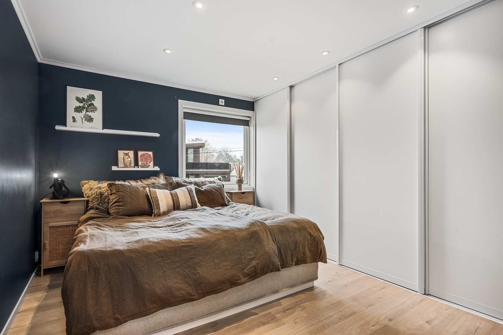 Boligens hovedsoverom har god plass til dobbeltseng, stor skyvedørsgarderobe og downlights. Galleribilde