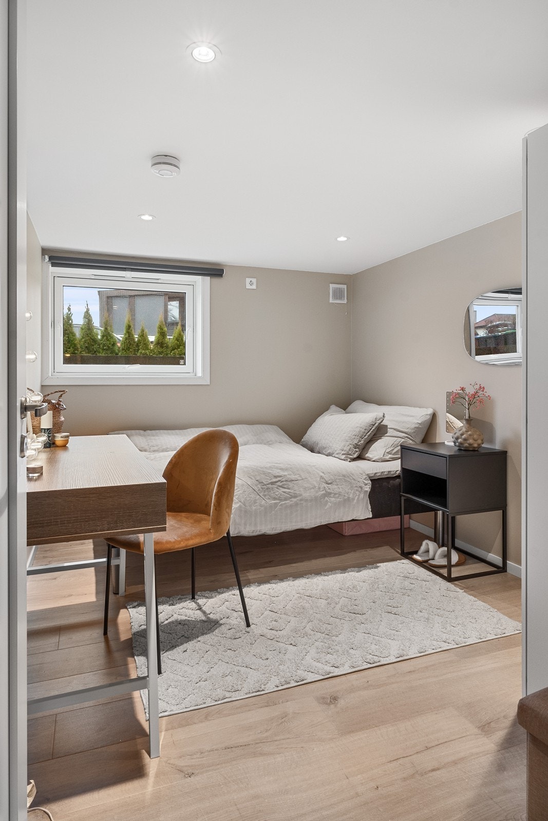 Det er 1-stavs laminat på gulv og slettmalte vegger i duse fargetoner, samt vindu med solskjerming. Galleribilde