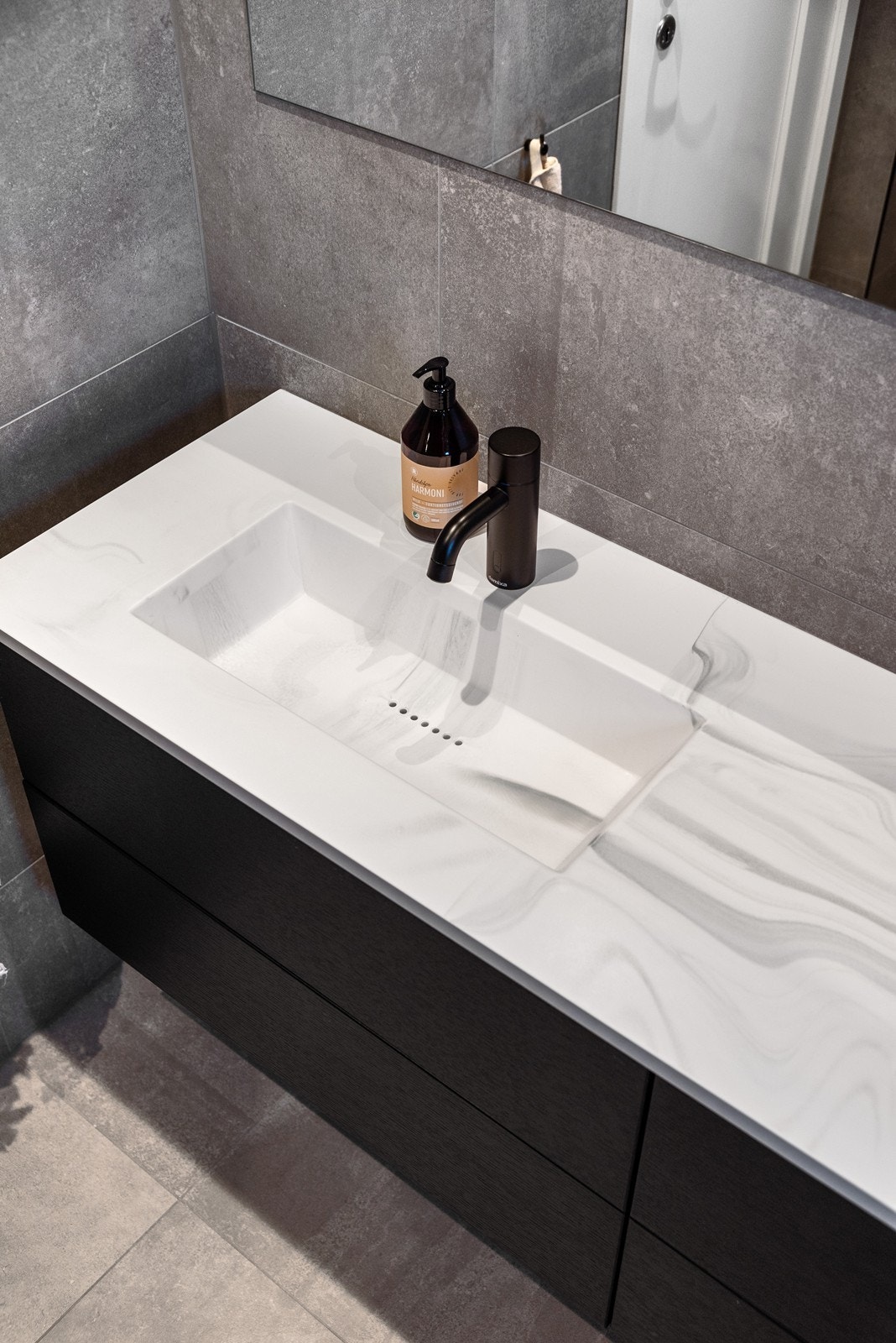 Skuffeseksjon har en flott, hel komposittplate med to nedfelte servanter. Galleribilde