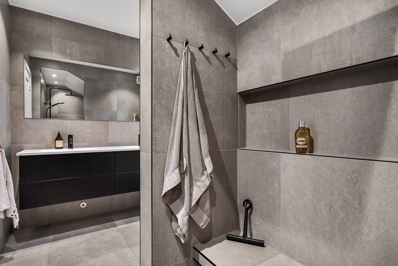 Det er praktiske knagger for håndklær o.l. og en stor, innfelt hylle. Galleribilde