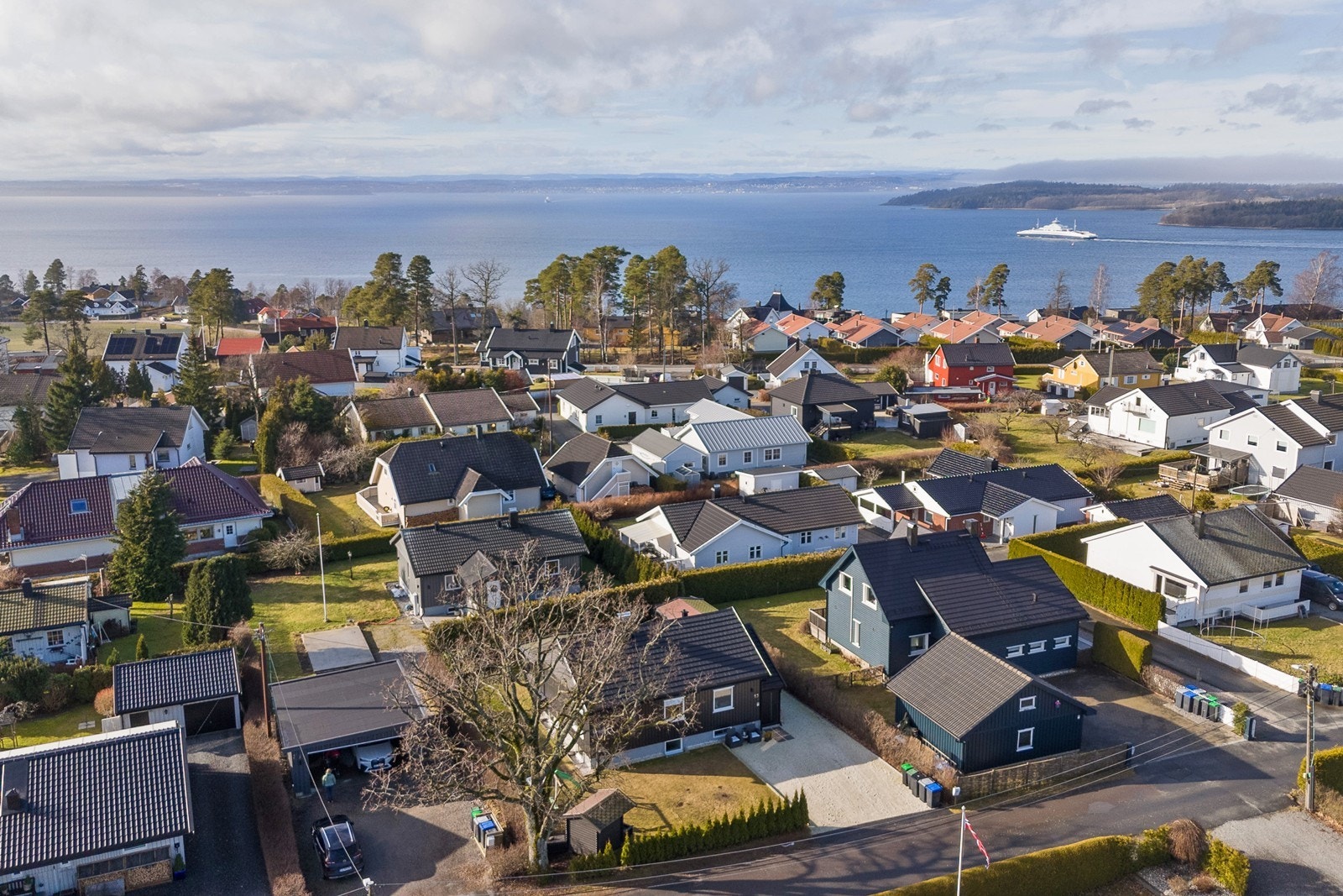 Eiendommen ligger i et veletablert og attraktivt boligområde med rolig, tilbaketrukket og samtidig sentral beliggenhet. Galleribilde