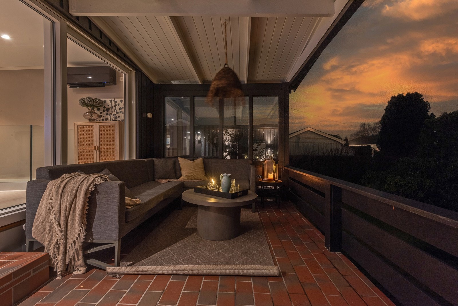 Det er plass til spiseområde eller sittegruppe for å enkelt å nyte både måltider og avslapning ute. Galleribilde