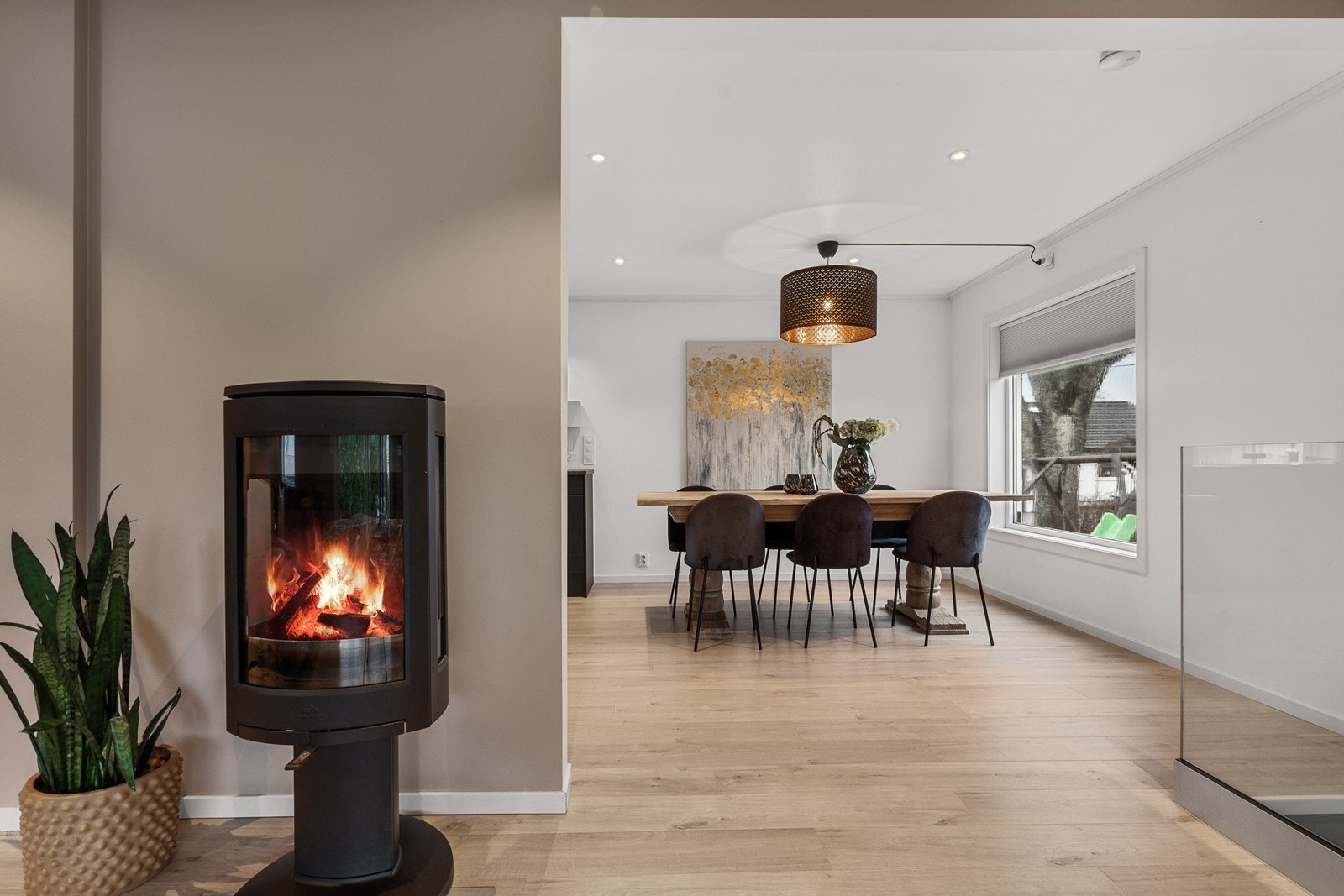 En peisovn tilfører varme og hygge, og det ble montert varmepumpe i 2021. Galleribilde