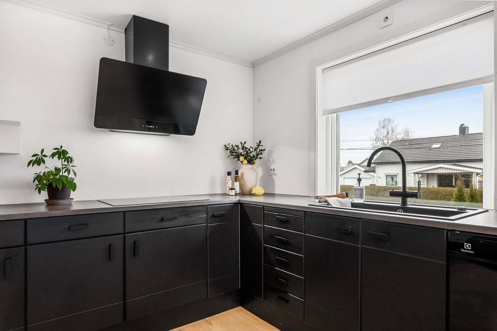 Et stort vindu med solskjerming sørger for dagslys. Galleribilde