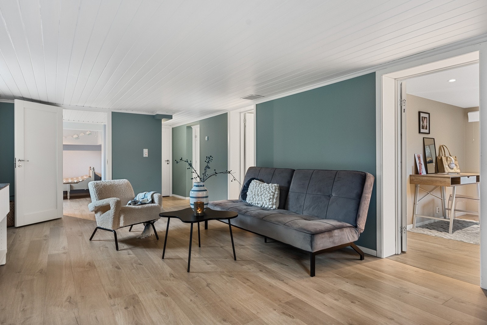 Rom innredet som kjellerstue er lys og innbydende - perfekt for ungdommen, som hobbyrom, spill- og lekerom eller for en pause. Galleribilde