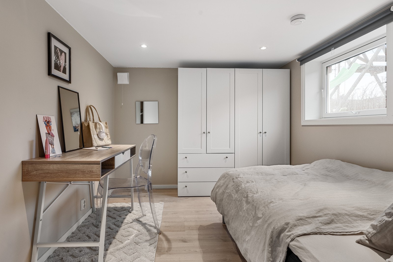 Rommene som er innredet og brukt som soverom har alle god størrelse og et moderne uttrykk. Galleribilde