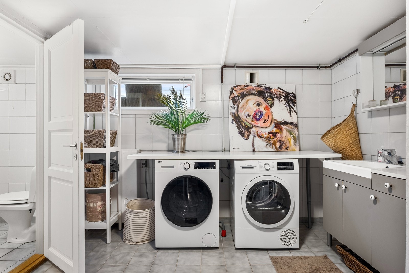 Vaskerommet har dusjnisje, servantskap og opplegg for vaskemaskin og tørketrommel, samt tilgang til toalettrom. Galleribilde