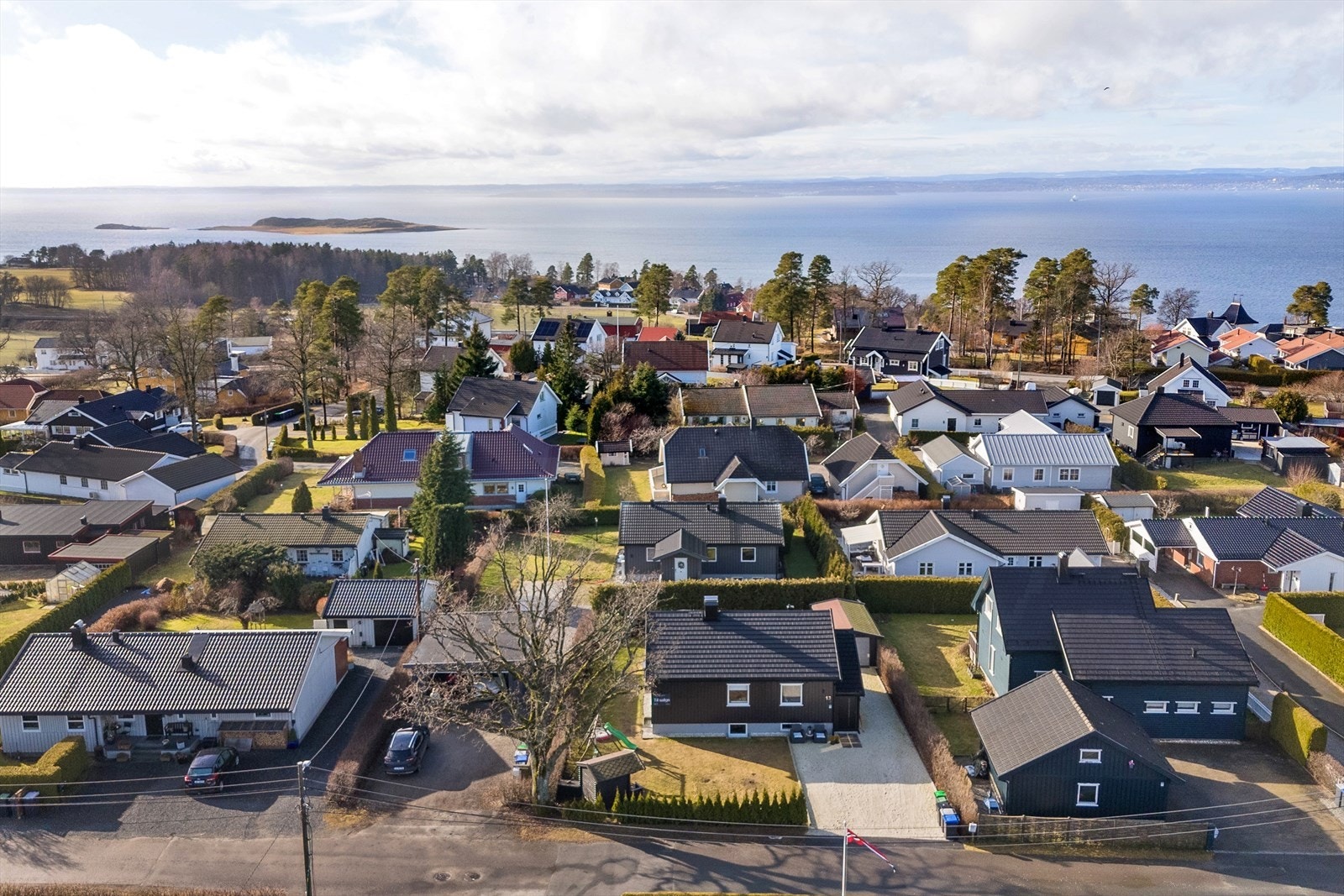 Det er kort vei til bhg, skole, aktivitetstilbud og togstasjon, samt populære tur- og rekreasjonsområder som Carlbergskogen og Festelandet. Galleribilde