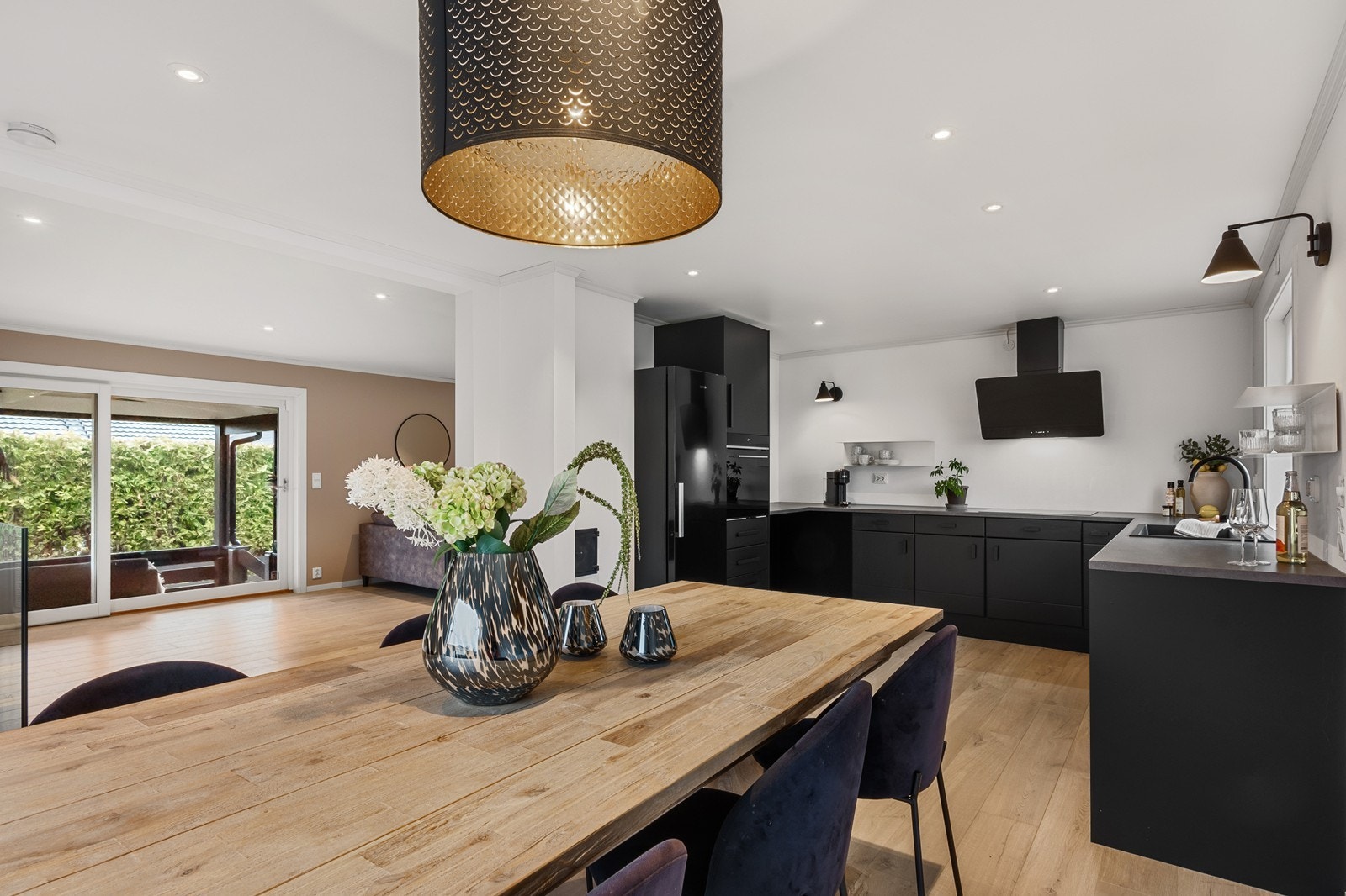 Boligen byr på en lys og åpen planløsning med et moderne uttrykk og velholdt standard. Galleribilde