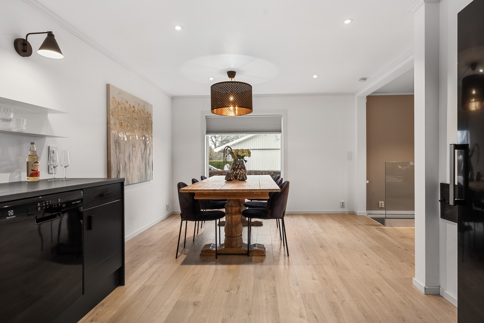 Spisestuen er praktisk og sosialt plassert med utsikt mot hage, oversikt mot kjøkken og oversyn til stuen. Galleribilde