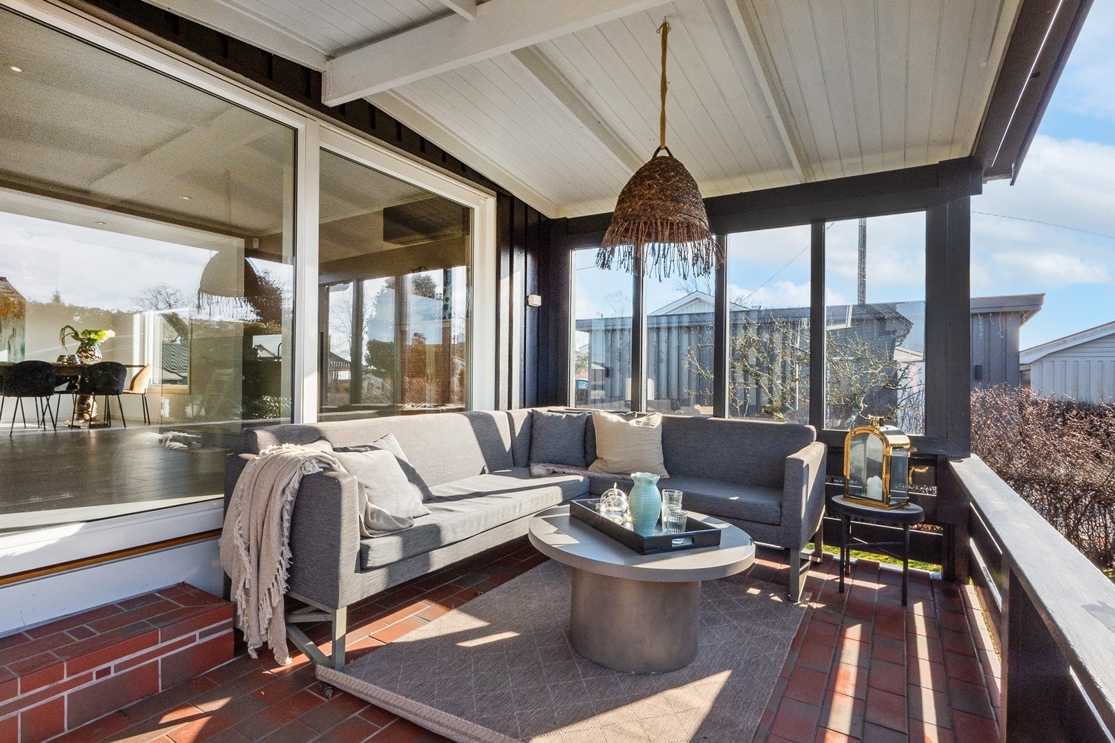 Verandaen på 11 kvm er sydvestvendt som gir gode solforhold dag og kveld. Galleribilde