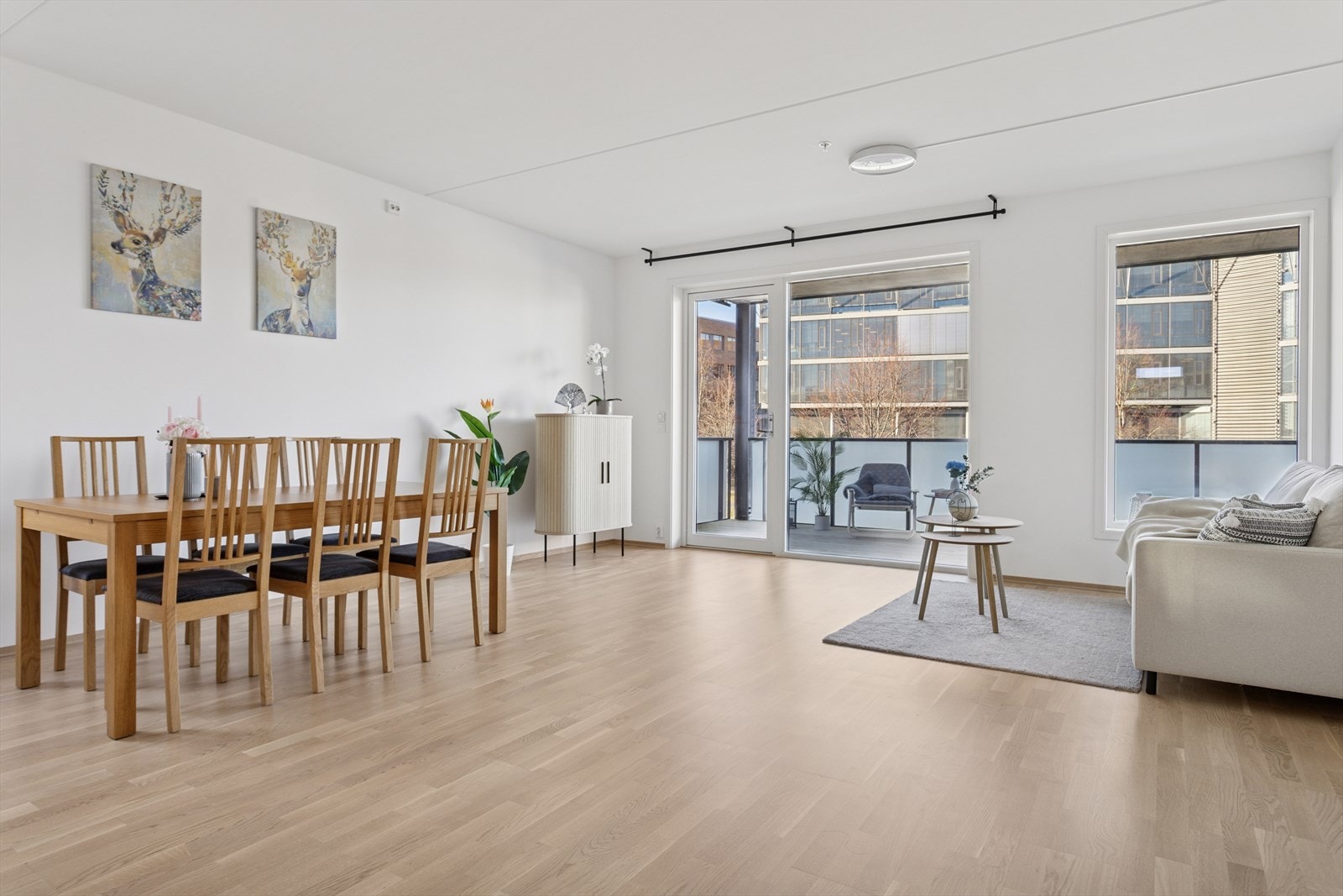 Velkommen til Olav Magnussons veg 4, en lekker og innholdsrik 4-roms leilighet med populær beliggenhet og nyere standard (2022). Galleribilde