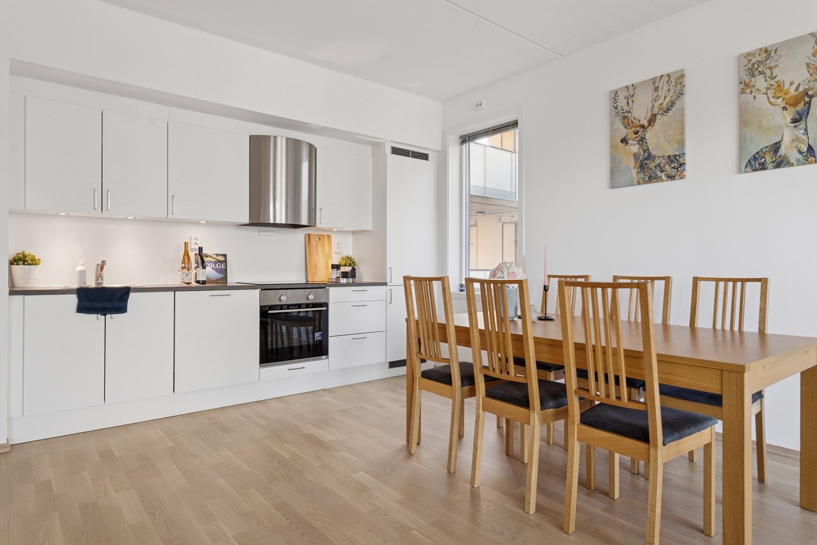 Mellom kjøkkenet og stuen er det god plass til en romslig spisestueløsning. Galleribilde