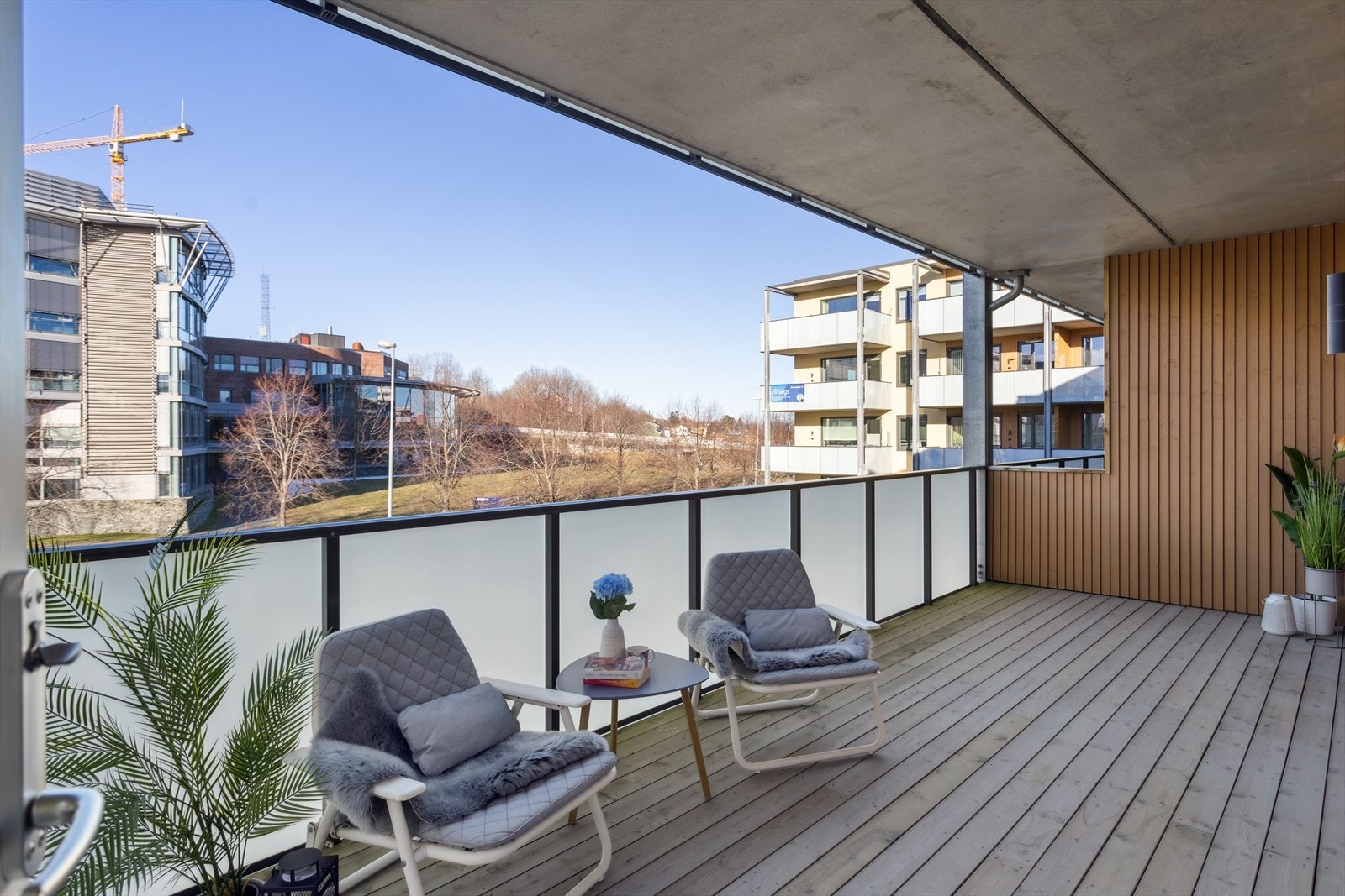 Balkongen er på hele 19 m² og har god plass til både sittegruppe og grill og annen ønsket møblering. Galleribilde