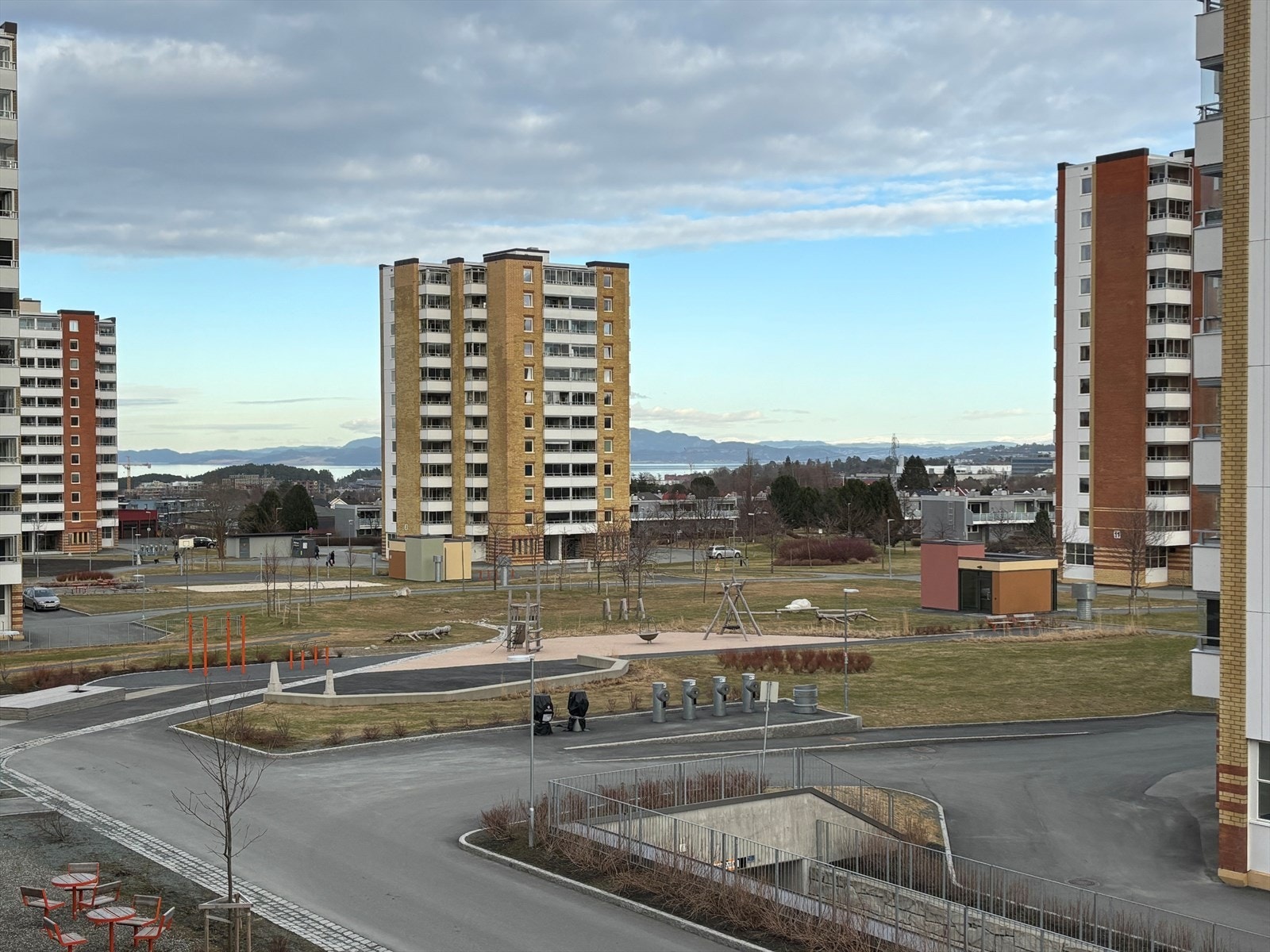 Området er pent opparbeidet med flere lekeplasser og store grøntareal Galleribilde