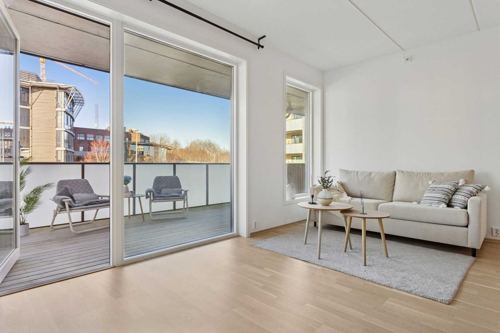 De store vindusflatene gir godt med innlys. Her ser man også utgangen til balkongen som leiligheten disponerer. Galleribilde