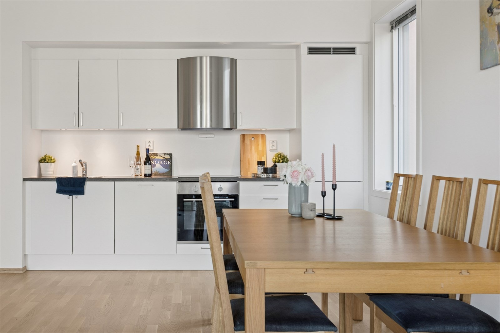 Kjøkkenet har Integrert kjøl/fryseskap, oppvaskmaskin, komfyr og induksjonstopp. Galleribilde