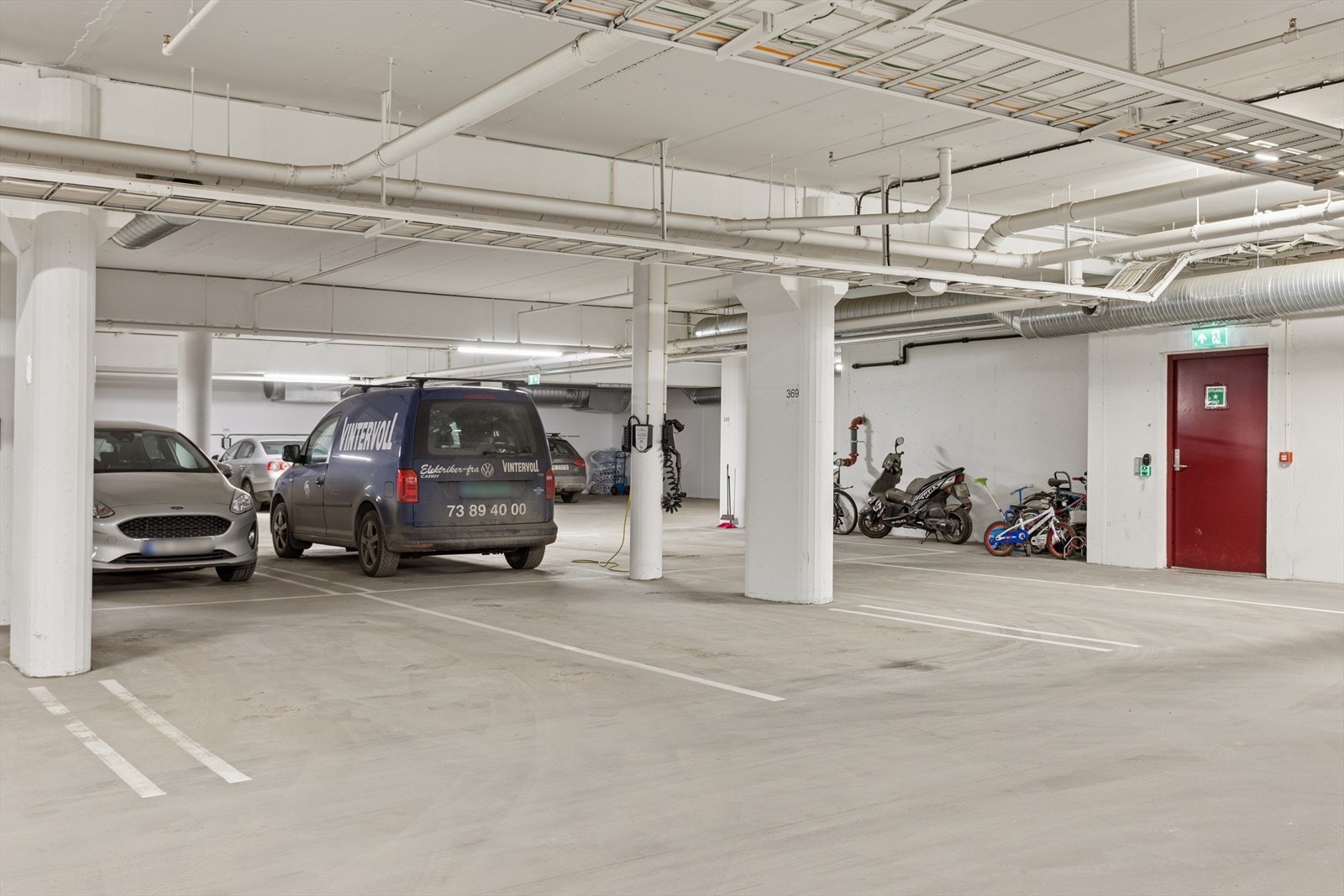 Alle i borettslaget disponerer parkeringsplass med mulighet for lader til el-bil, samt bod. Galleribilde