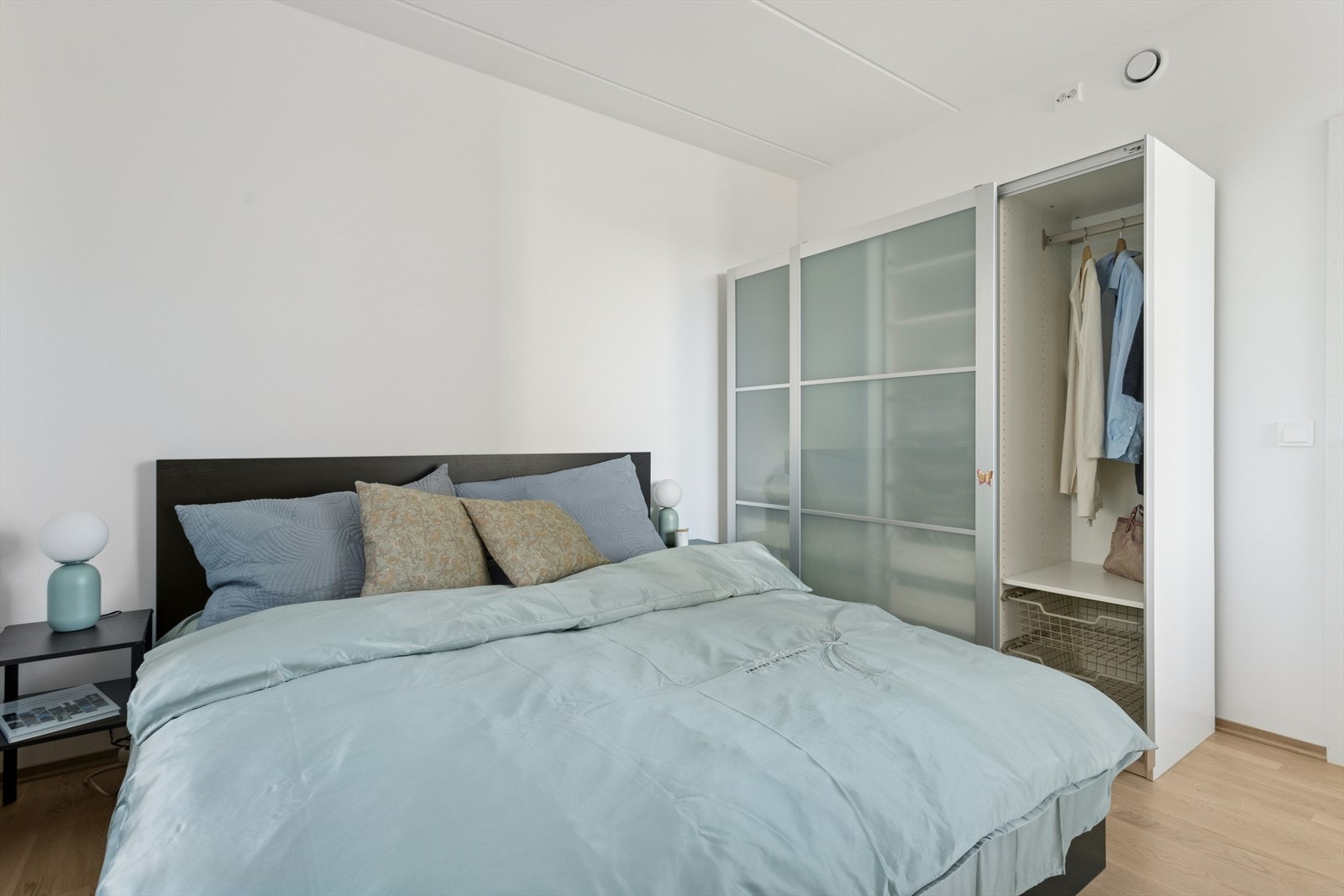 Her er det god plass til dobbeltseng, nattbord og garderobeskap. Galleribilde