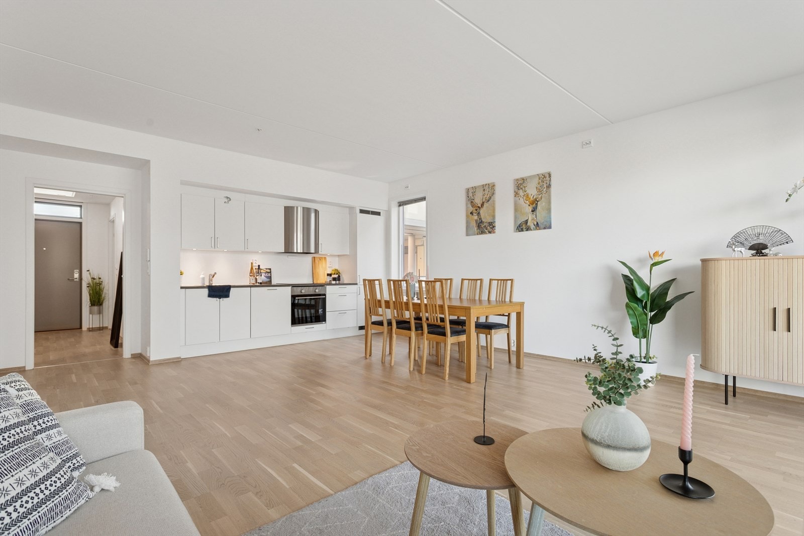 Leiligheten har en åpen stue- og kjøkkenløsning som måler 32 m². Galleribilde