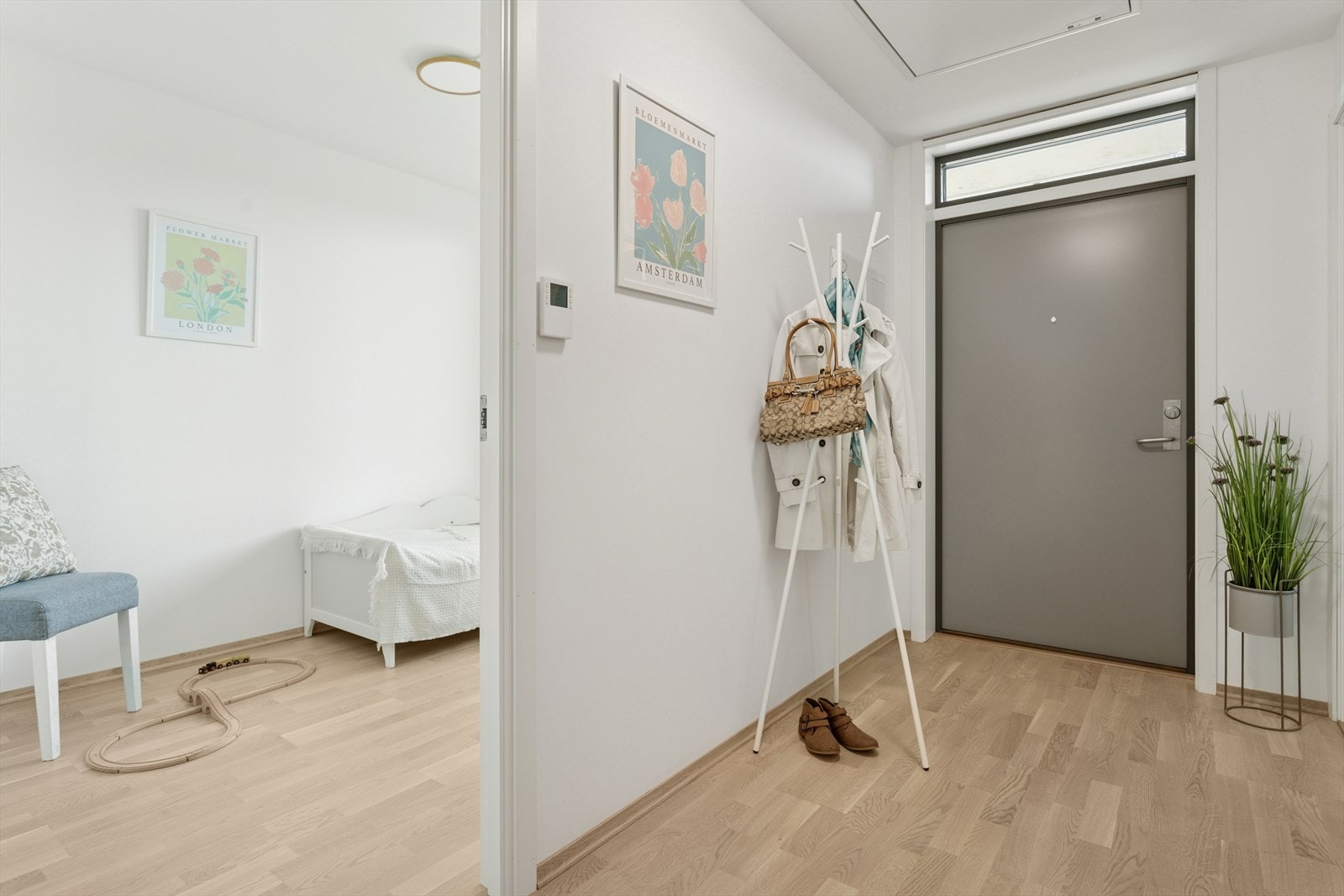 En lys og innbydende entrè på 5,5 m², som har plass til garderobeskap og andre oppbevaringmuligheter. Galleribilde