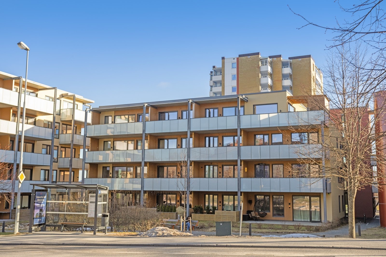 Leiligheten ligger i umiddelbar nærhet til både busstopp og
Valentinlyst senteret som tilbyr tjenester som dagligvare, apotek, vinmonopol, frisør, restaurant, blomsterbutikk og treningssenter. Galleribilde