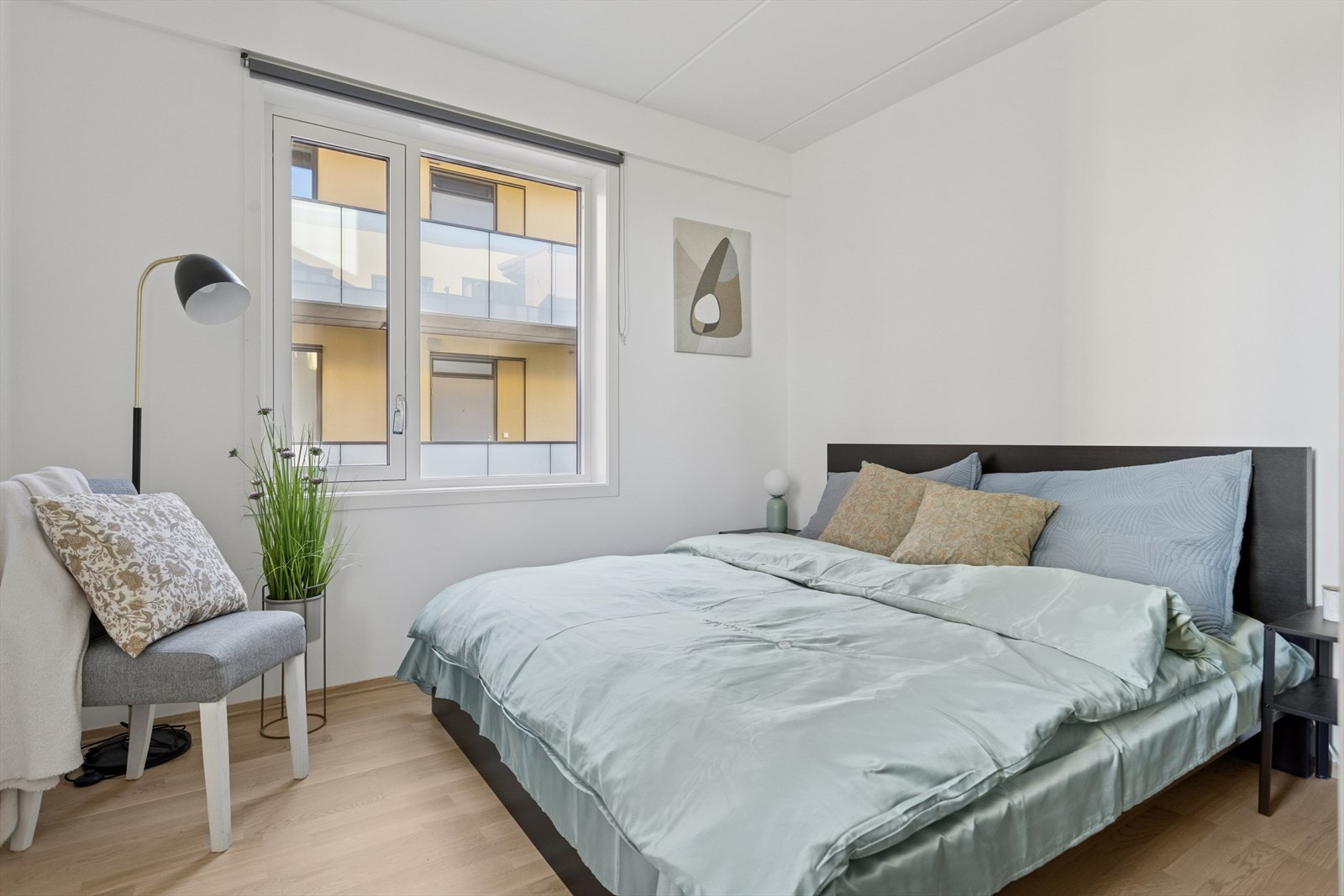 Leiligheten har totalt 3 soverom. Hovedsoverommet fremstår luftig og måler 11 m². Galleribilde