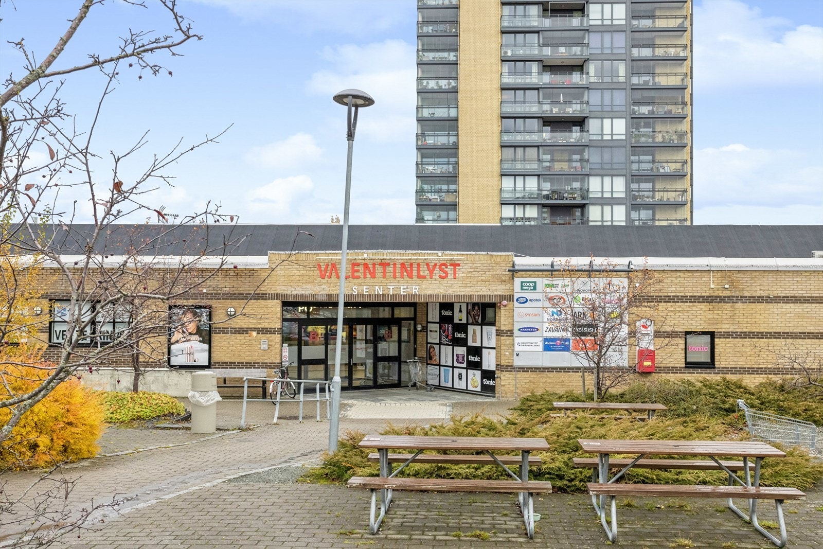 Leiligheten har gangavstand til Valentinlyst senter med et rikelig utvalg av butikker og servicetjenester Galleribilde