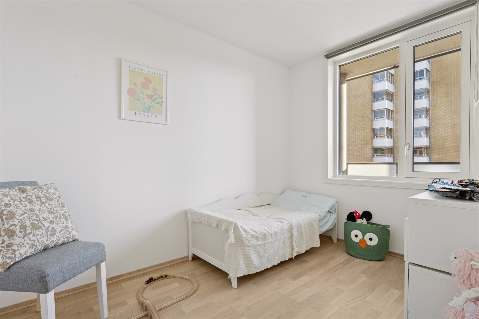 Soverom 2 måler på 8,5 m² og har plass til både dobbeltseng og garderobeløsning. Galleribilde