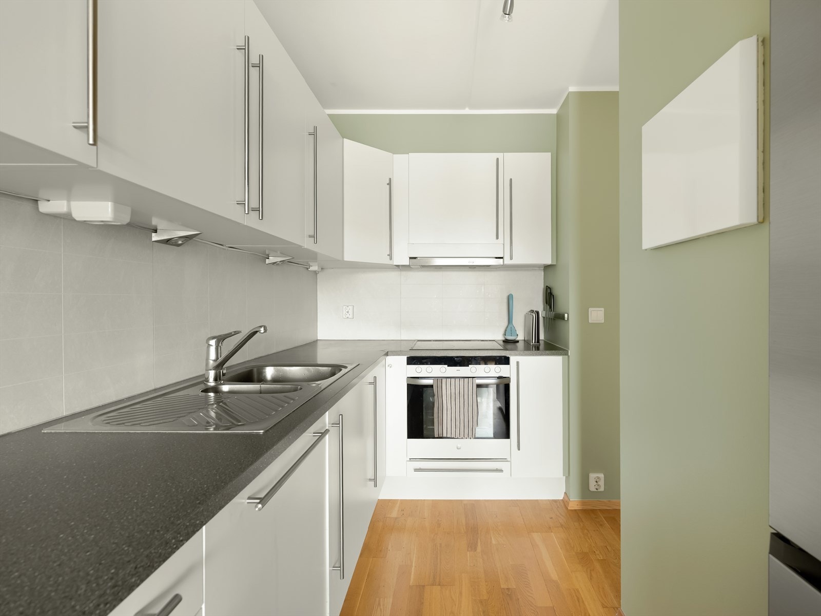 Leiligheten har et lyst og innbydende Norema-kjøkken fra 2006. Galleribilde