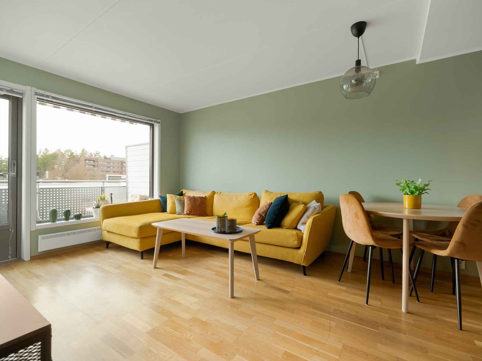 Vi har gleden av å ønske velkommen til denne flotte leiligheten i Skullerudskogen 9! Galleribilde