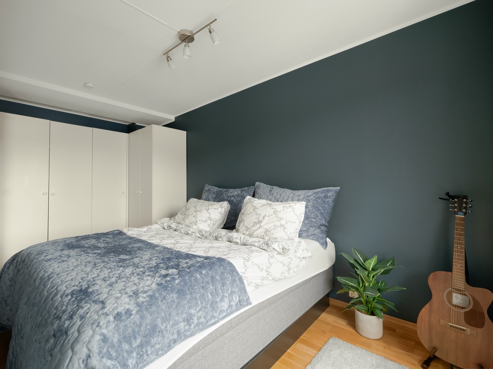 Rommet er luftig og stort, med generøst gulvareal på hver side av sengen. Galleribilde