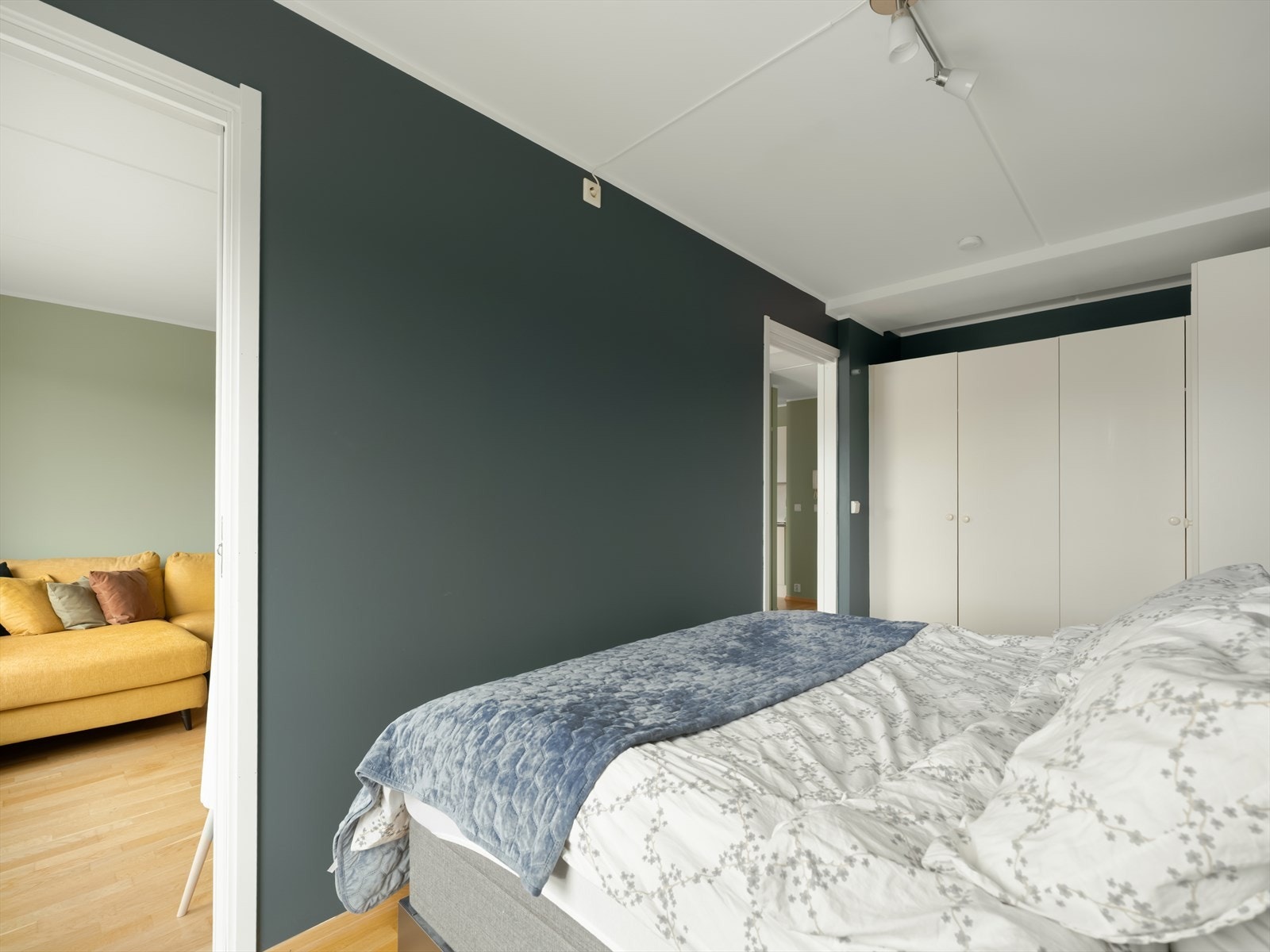 Soverommet har to innganger fra stuen som fungerer godt sammen med en dobbeltseng av god størrelse. Galleribilde