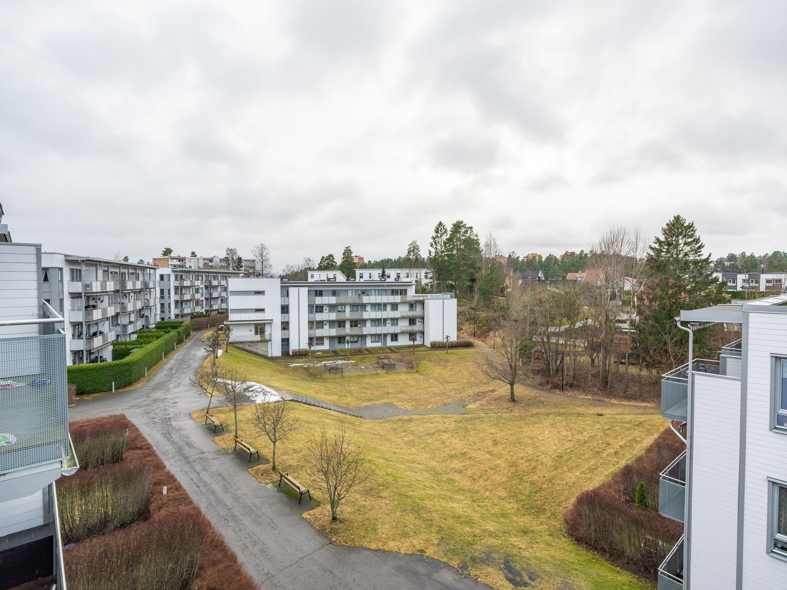 Fra balkongen har du flott utsyn over borettslagets grøntarealer. Galleribilde