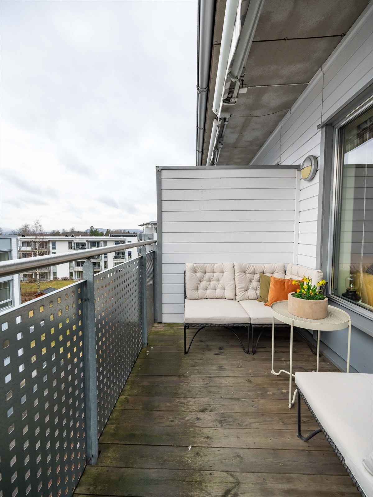 Dette balkonghjørnet innbyr til lune sommerkvelder. Galleribilde